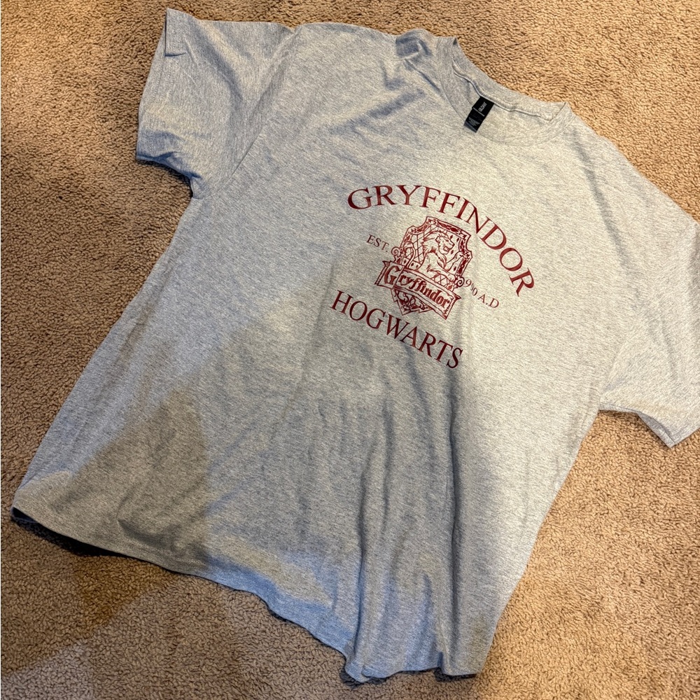 NWOT gray Gryffindor Hogwarts tshirt